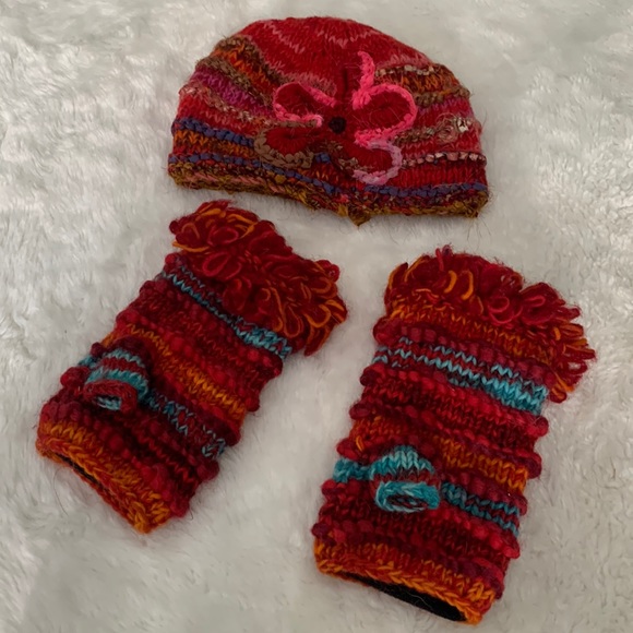Super cute toque and fingerless gloves! - Picture 1 of 4